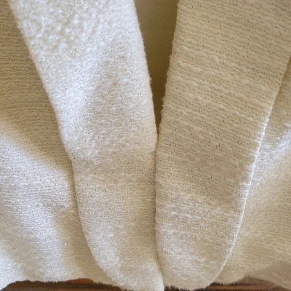 JLO Tweed jacket.  Cream with gold thread. Lapel with 2 hook/eye closure XL - Picture 3 of 7